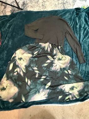 Mock Turle NeckFloral Print Dress w/pockets in shades of green (XL)